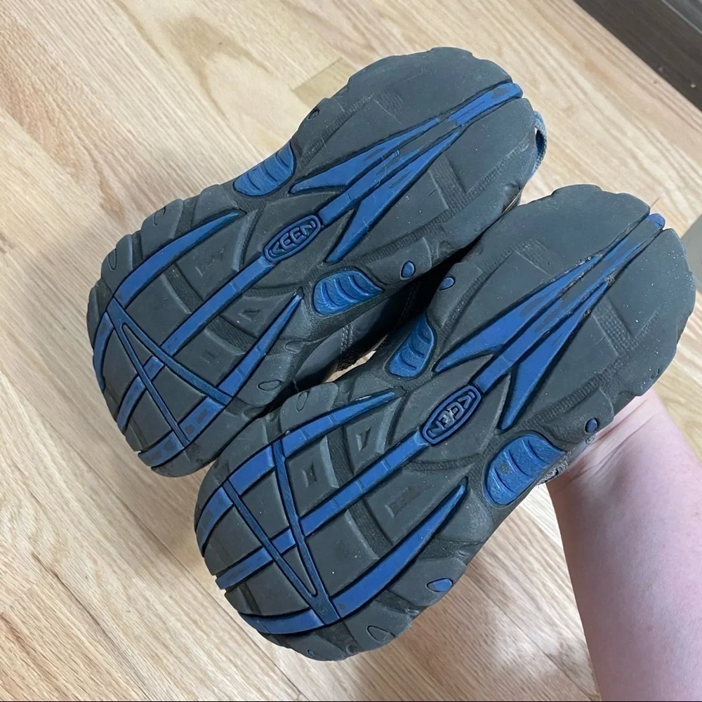 Keen Outdoors Sneaker Shoes Sz 2 Boys Gray Blue